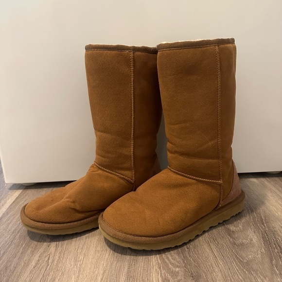 Women’s Ugg Classic Tall boots - Picture 2 of 5